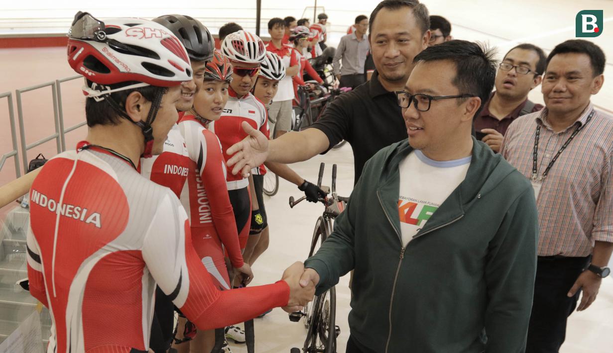 Menpora RI, Imam Nahrawi, saat meninjau venue balap sepeda di Jakarta Internasional Velodrome, Jakarta, Selasa (31/7/2018). Menpora berharap para atlet dapat berprestasi di Asian Games 2018. (Bola.com/M Iqbal Ichsan)