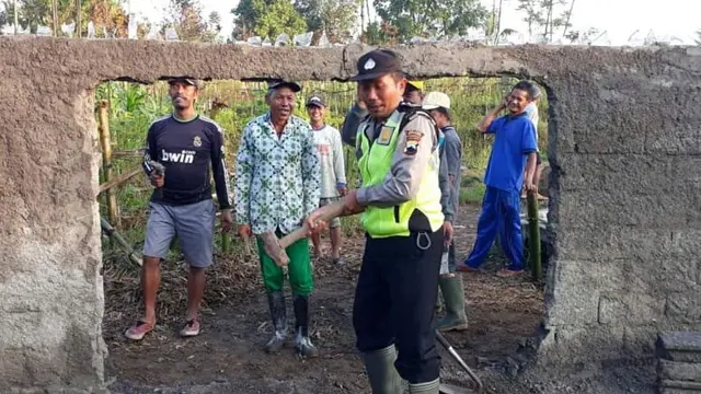 Warga membongkar tembok yang sebelumnya memblokir jalan antara desa Sindupaten-Rejosari, Wonosobo. (Foto: Liputan6.com/Polsek Kertek/Muhamad Ridlo)