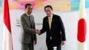Presiden Indonesia Joko Widodo atau Jokowi (kiri) berjabat tangan dengan Perdana Menteri Jepang Fumio Kishida dalam pertemuan bilateral mereka di sela-sela KTT G7 di Hiroshima, Jepang, Sabtu (20/5/2023). Jokowi menyampaikan apresiasi atas undangan dari pemerintah Jepang untuk Indonesia menghadiri KTT G7 di Hiroshima. (JAPAN POOL/JIJI PRESS)