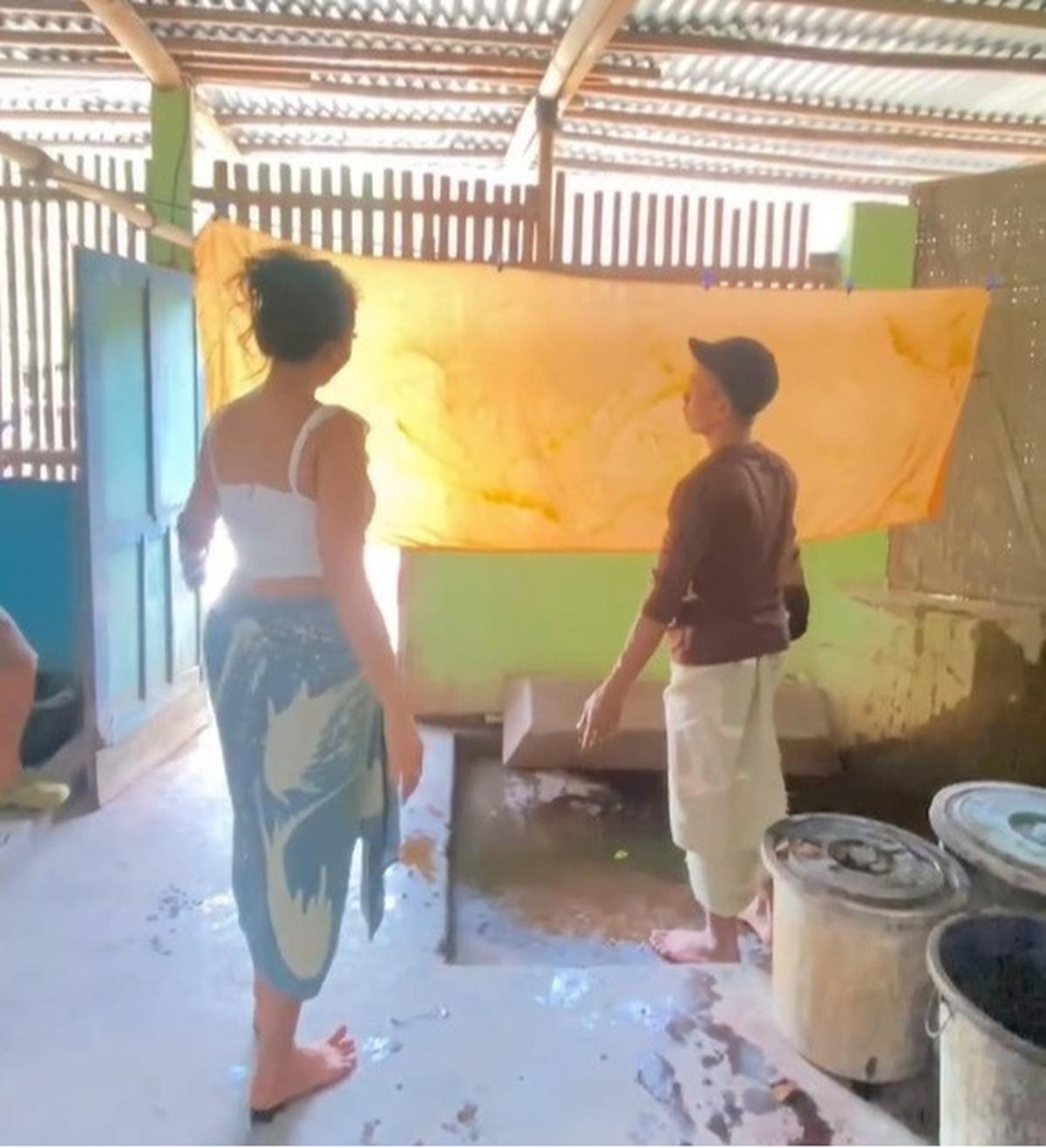 Cerita Asri Welas Wujudkan Impian Luna Maya dan Maxime Bouttier Lewat Kain Batik yang Dipakai saat Ritual Melukat