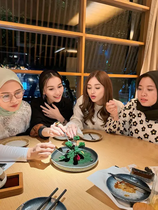 Bertempat di sebuah restoran, momen itu pun sekaligus jadi momen temu kangen dengan asyik ngobrol dan bercanda. Selain itu, mereka juga menikmati santapan berbagai menu buka puasa yang disediakan. Netizen pun memuji para sahabat Ayu yang tampil cantik semua. (Liputan6.com/IG/@ayutingting92)