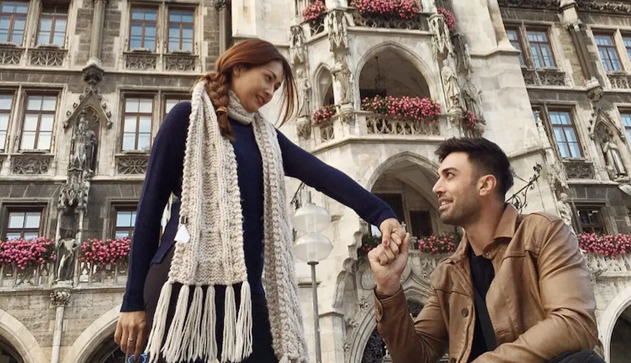 "Adalah di suatu tempat (ijab kabulnya)," kata Rama, adik Tata Janeeta saat dihubungi wartawan melalui aplikasi pesan singkat, Selasa (27/3/2018). (Instagram/tatajaneetaofficial)