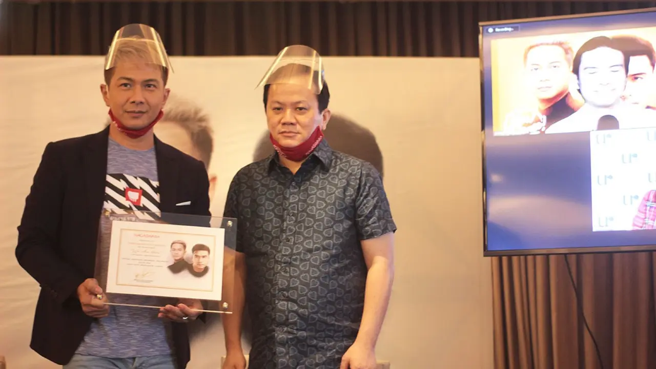 Delon dan Christian Bautista berduet membawakan lagu We Are Here.