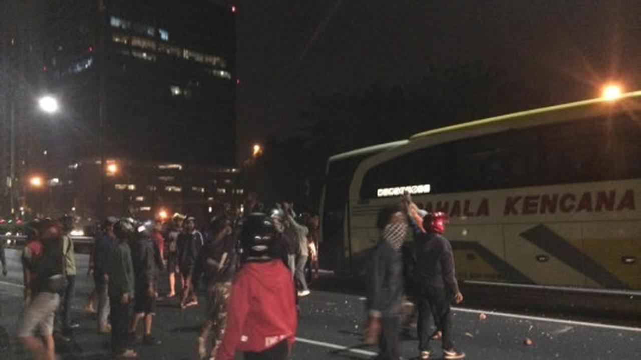 Beginilah aksi anarkis massa mencari pendukung Persib di jalan tol
