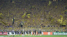 Para pemain Borussia Dortmund saat sesi pemanasan di hadapan para suporter yang memadati Signal Iduna Park Stadium jelang menghadapi PSG pada laga leg pertama semifinal Liga Champions 2023/2024, Rabu (1/5/2024). (AP Photo/Matthias Schrader)