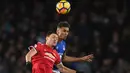 Duel pemain Manchester United, Nemanja Matic (kiri) dan pemain Everton, Dominic Calvert-Lewin pada lanjutan Premier League di Goodison Park, Liverpool, (1/1/2018). MU menang 2-0. (AFP/Paul Ellis)