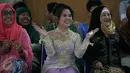 Terpidana kasus Narkoba asal Filipina Mary Jane Fiesta Veloso (tengah) berbusana tradisional saat mengkuti perayaan hari kartini di Lapas Wirogunan,Yogyakarta, (23/4). Mary Jane lolos dari eksekusi mati tahap ke dua pada 2015 lalu. (Boy Harjanto)