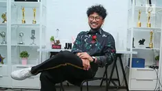 Penyanyi Kunto Aji berpose seusai rilis single di kawasan Kemang, Jakarta, Kamis (23/11). Kunto Aji merilis single yang berjudul "Konon Katanya". (Liputan6.com/Herman Zakharia)