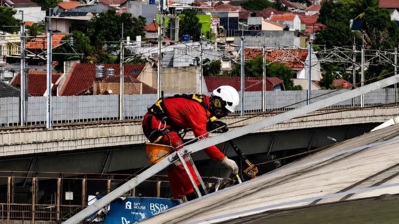 FOTO: KAI Tingkatkan Fasilitas Stasiun LRT Jabodebek Demi Kenyamanan Pengguna