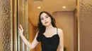Little black dress hadirkan kesan yang tak pernah gagal untuk ciptakan kesan memikat untuk agenda formal. [Foto: Instagram/ Prilly Latuconsina]