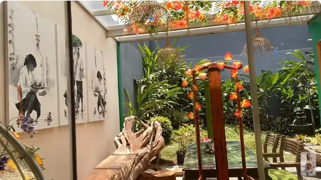 6 Potret Taman di Rumah Ade Rai, Didominasi Perabotan Kayu dan Ornamen Unik