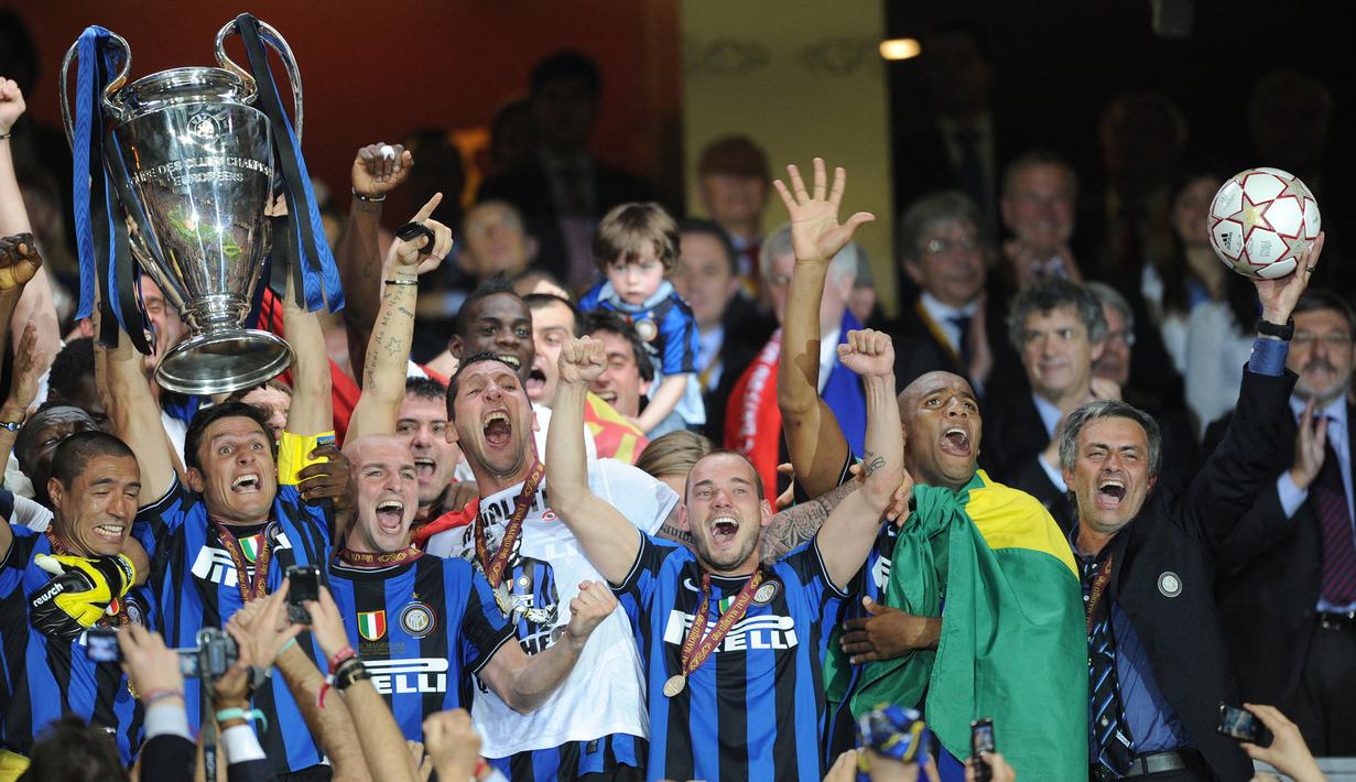 Inter Milan. Jose Mourinho mulai menangani Inter Milan pada awal musim 2008/2009 usai meninggalkan Chelsea di periode keduanya. Selama 2 musim membesut Inter, ia langsung memberi gelar juara Liga Italia pada musim debutnya di 2008/2009. Pada musim berikutnya ia meraih treble winners dengan meraih gelar Liga Italia, Coppa Italia dan Liga Champions. Terakhir kali Inter Milan meraih gelar Liga Champions adalah pada musim 1964/1965 alias berjarak 45 tahun. (AFP/Christophe Simon)
