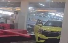Viral Honda Brio Hilang Kendali dan Tabrak Pintu Kaca Showroom di Palembang