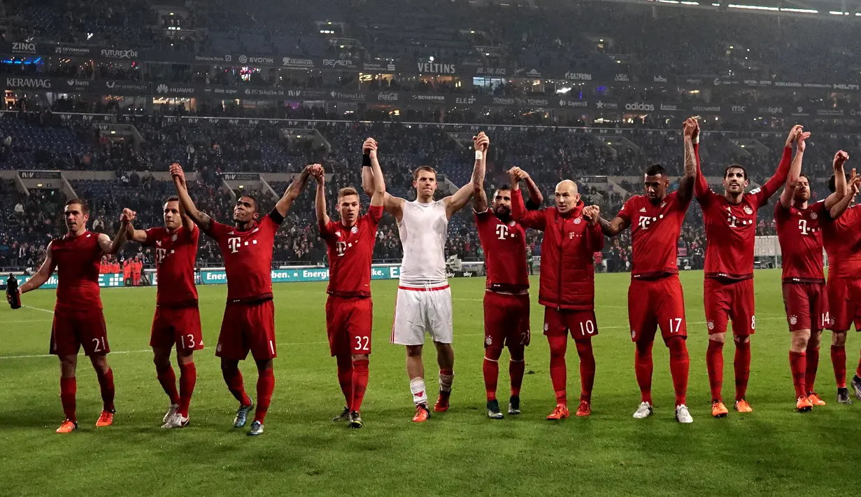 Para pemain Bayern Munich merayakan kemenangan atas Shalke 04 pada lanjutan Bundesliga di Gelsenkirchen, Jerman,Minggu (22/11/2015) dini hari WIB. Bayern Munich  menang 3-1.  (AFP Photo/Patrik Stollarz)