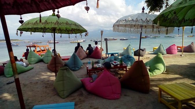 Salah satu tempat bersantai langsung menghadap pantai di depan hotel di Gili Trawangan. (Liputan6.com/Musthofa Aldo)