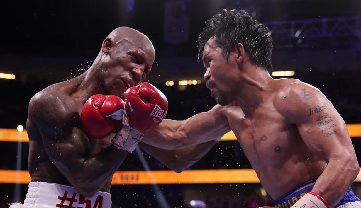 Manny Pacquiao dari Filipina saat memukul Yordenis Ugas dari Kuba dalam duel perebutan sabuk juara WBA super kelas welter di Las Vegas, Minggu (22/8/2021). Ugas masih dinyatakan sebagai pemilik sabuk juara WBA super kelas welter usai mengalahkan Pacquiao. (AP Photo/John Locher)