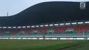 Suasana lapangan saat saat laga Bahrain melawan Korea Utara dihentikan sementara akibat lampu mati pada  PSSI Anniversary Cup 2018 di Stadion Pakansari, Kab Bogor, Kamis (3/5). Laga dimenangkan Bahrain 4-1. (Liputan6.com/Helmi Fithriansyah)
