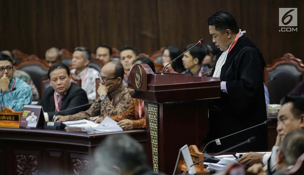 Ketua Kuasa Hukum KPU untuk Pilpres, Ali Nurdin memberikan keterangan dalam sidang sengketa Pilpres 2019 di Gedung MK, Jakarta, Selasa (18/6/2019). Sidang tersebut beragendakan mendengarkan jawaban dari termohon. (Liputan6.com/Faizal Fanani)