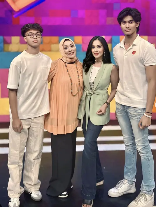 Ia juga memaksimalkan gayanya dengan vest hijau yang membuat tampilannya begitu fresh. [Foto: Instagram/ Diah Permatasari].