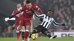 Aksi pemain Liverpool, Alex Oxlade-Chamberlain (kiri) saat berebut bola dengan pemain Newcastle United, Christian Atsu pada lanjutan Premier League di Anfield, Liverpool, (3/3/2018). Liverpool menang 2-0. (Anthony Devlin/PA via AP)