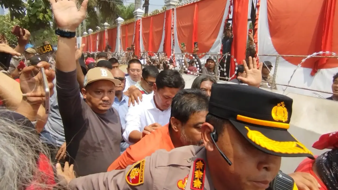 Wakil Ketua Komisi III DPR RI Habiburokhman mengaku terkena beberapa kali lemparan botol saat menemui massa aksi protes terhadap Rancangan Undang-Undang (RUU) Pilkada yang memadati depan gerbang utama kompleks parlemen, Jakarta, Kamis (22/8/2024).