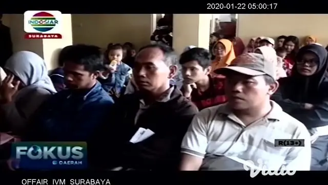 Ratusan warga di Mojokerto, Jawa Timur pada Selasa pagi (21/01) rela desak-desakan dan mengantri hingga berjam-jam untuk mengambil blangko e-KTP di kantor Dispendukcapil setempat. Warga khawatir tidak dapat mencetak e-KTP akibat terbatas blangko.