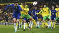 Gelandang Chelsea, Saul Niguez berusaha menyundul bola dari kawalan pemain Norwich City, Max Aarons pada pertandingan lanjutan Liga Inggris di Carrow Road, Norwich, Inggris, Jumat (11/3/2022). Chelsea menang atas Norwich City 3-1. (Joe Giddens/PA via AP)