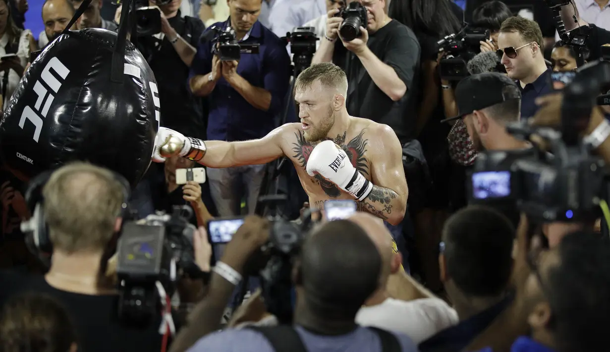 Petarung MMA, Conor McGregor, melakukan latihan terbuka di hadapan media di Las Vegas, Jumat (11/8/2017). McGregor akan bertanding melawan petinju Floyd Mayweather Jr pada  26 Agustus mendatang. (AP/John Locher)