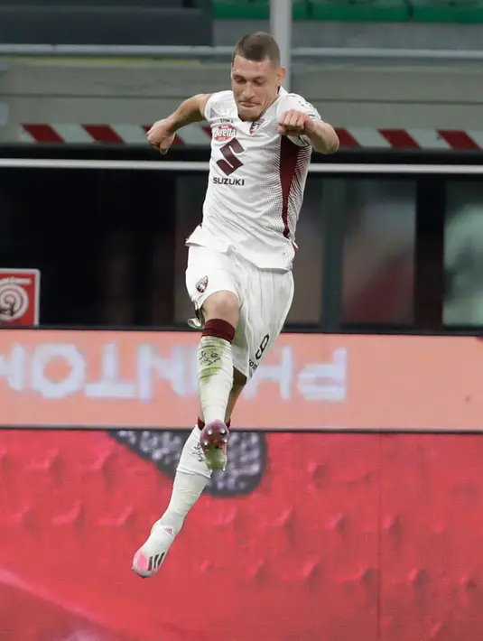 Penyerang Torino, Andrea Belotti berselebrasi usai mencetak gol ke gawang Inter Milan pada pertandingan lanjutan Liga Serie A Italia di stadion San Siro di Milan, Italia (13/7/2020). Inter Milan menang telak 3-1 atas Torino. (AP Photo/Luca Bruno)