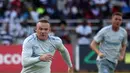 Striker Everton, Wayne Rooney mengendalikan bola dalam pertandingan persahabatan melawan Gor Mahia di Tanzania, Kamis (13/7).  Rooney kembali tampil dalam seragam Everton setelah resmi meninggalkan Manchester United. (AP Photo/Khalfan Said)