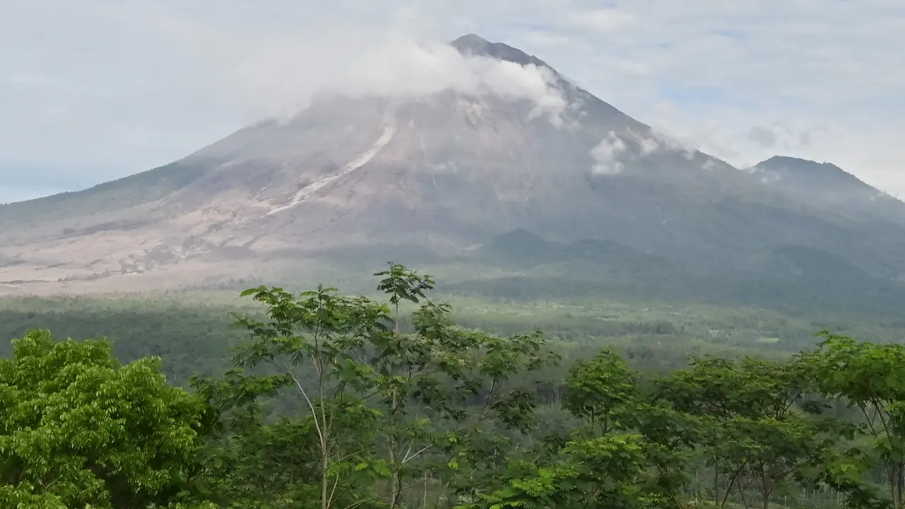 Gunung Semeru Masih Keluarkan Material Vulkanik