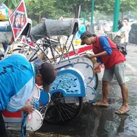 Becak yang akan digunakan untuk mengantar para pejabat ke pernikahan Gibran dan Selvi (Galih W. Satria/Bintang.com)