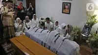 Keluarga dan kerabat berada dekat jenazah KH Salahuddin Wahid atau Gus Sholah di rumah duka, Tendean, Jakarta, Senin (3/2/2020). Pemimpin Pondok Pesantren Tebuireng tersebut meninggal pada usia 78 tahun. (Liputan6.com/Herman Zakharia)