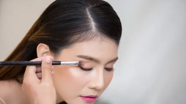 Tips Profesional Hindari Eyeshadow Patchy (Foto/Sumber: Freepik)