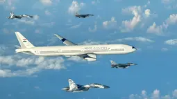 Momen Pesawat PM Modi Dikawal 5 Jet Tempur TNI AU