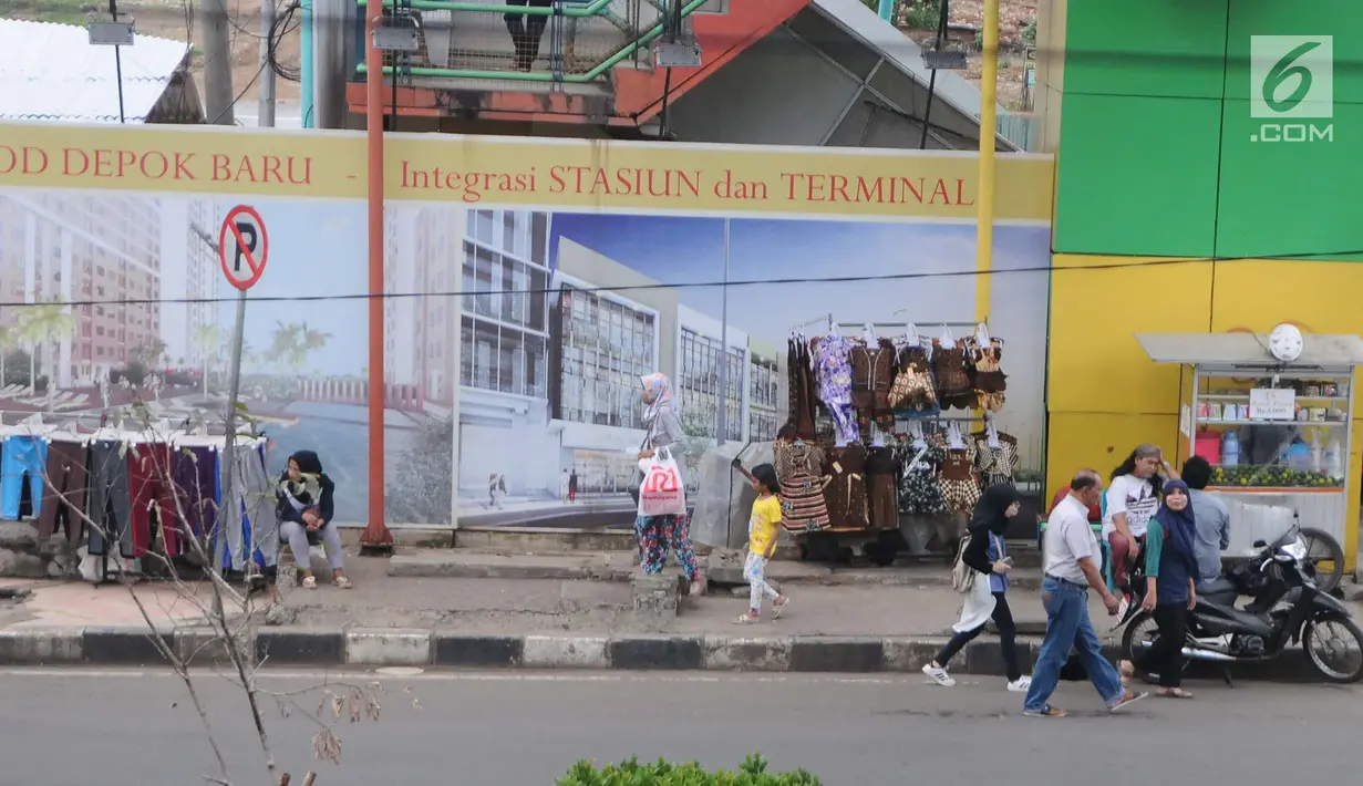 Pedagang kaki lima (PKL) menggelar barang dagangannya di trotoar depan Terminal Depok, Jawa Barat, Kamis (17/1). Trotoar Terminal Depok tidak bisa digunakan pejalan kaki menjelang sore lantaran diokupasi PKL. (Liputan6.com/Herman Zakharia)