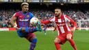 Barca mengawali laga pekan ke-22 dengan bermain kurang baik. Mereka bahkan sempat tertinggal terlebih dahulu lewat gol cepat yang diciptakan oleh Yannick Carrasco (kanan) pada menit ke-8. (AFP/Josep Lago)