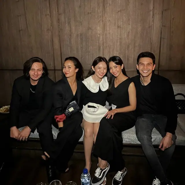 Jonathan Frizzy dan Ririn Dwi Ariyanti (https://www.instagram.com/p/Cri9yCavnJD/)