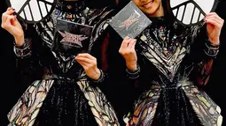 Hengkangnya Yui Mizuno karena alasan kesehatan membuat Babymetal bertahan dengan dua anggota. Meski beraliran musik metal, namun penampilan Suzuka Nakamoto yang dikenal dengan Su-Metal dan Moa Kikuchi atau Moa Metal tetaplah imut. (Liputan6.com/IG/@babymetal_official)