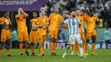 Pemain Argentina, Lionel Messi melakukan selebrasi di depan pemain Belanda saat babak adu penalti pada perempat final Piala Dunia 2022 yang berlangsung di Stadion Lusail, Jumat (09/12/2022) waktu setempat. Laga yang awalnya imbang 2-2 hingga extratime 2x15 menit, dimenangkan oleh Argentina pada babak adu penalti dengan skor 4-3. (AP/Jorge Saenz)