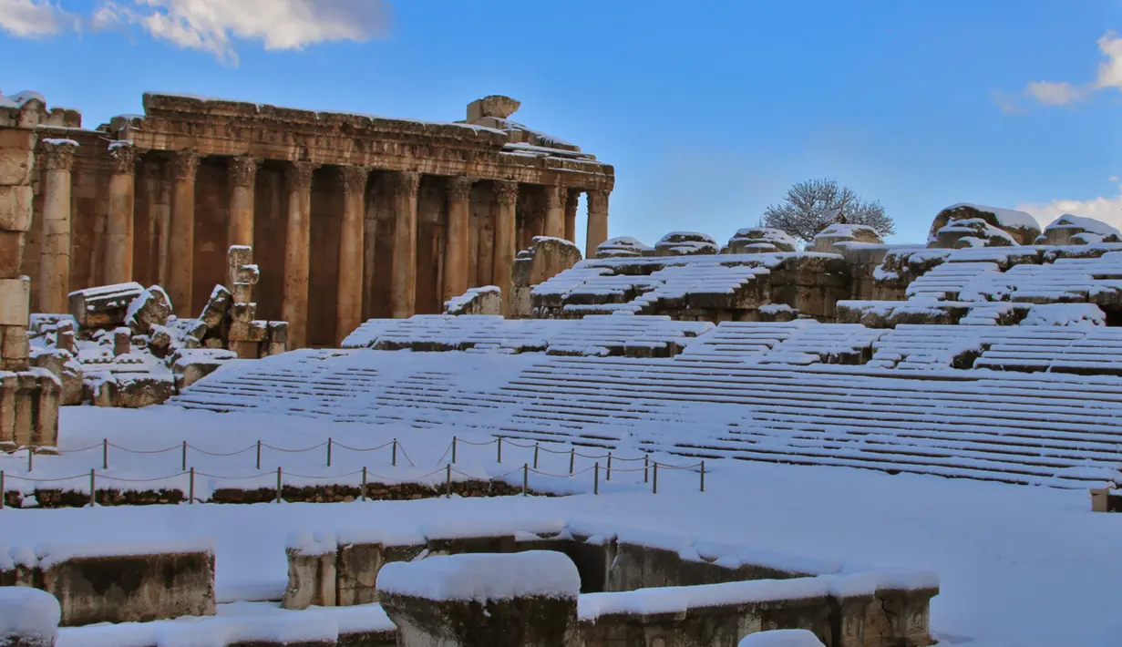 Salju menutupi kota Baalbek di Lebanon kuno di timur Lembah Bekaa (17/1). Reruntuhan kuil di Baalbek merupakan salah satu harta karun Romawi terbesar Lebanon, dan dapat dimasukan kedalam Tujuh Keajaiban Dunia Kuno. (AP Photo)