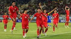 Timnas Indonesia U-16 asuhan pelatih Nova Arianto sukses mengawali langkahnya di Grup A Piala AFF U-16 2024 dengan kemenangan meyakinkan 3-0 atas Singapura di Stadion Manahan, Solo, Jumat (21/6/2024) malam WIB. Ketiga gol Timnas Indonesia U-16 dicetak oleh Muhammad Mierza (39'), Evandra Florasta (pen. 59') dan Fadly Alberto (87'). Hasil ini membuat Timnas Indonesia memimpin Grup A bersama Laos yang juga memetik kemenangan 3-0 atas Filipina. (Bola.com/Radifa Arsa)