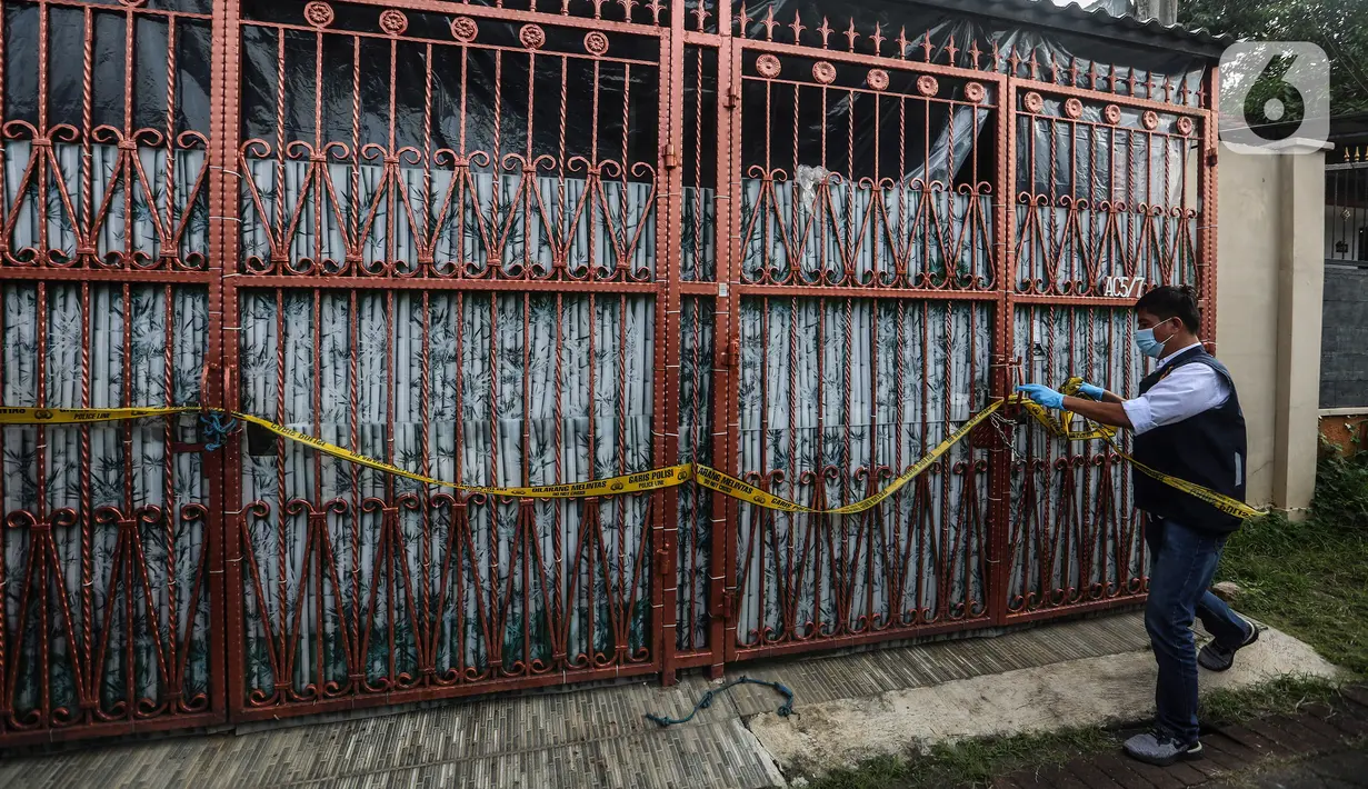 Garis polisi dipasang di lokasi rumah tempat penemuan empat jenazah satu keluarga di Kalideres, Jakarta Barat,Rabu (16/11/2022). Hingga sampai saat ini Polisi belum mengungkapkan penyebab kematian korban melainkan berdasarkan hasil pemeriksaan, tidak ditemukan tanda kekerasan dan ditemukan fakta keempat jasad itu sudah lama tidak mendapat asuman makanan maupun minuman. (Liputan6.com/Johan Tallo)