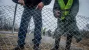 Pemasangan pagar kedua di perbatasan Hungaria - Serbia, dekat Kelebia, 1 Maret 2017. Pagar perbatasan dari kawat tersebut rencananya akan dibangun sepanjang 140 km. Namun, baru 10 km saja pagar yang telah berhasil dibangun. (Sandor Ujvari/MTI via AP)