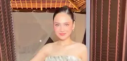 Syifa Hadju saat After Party Pernikahan di Bali tampil glamor. [@astecat]