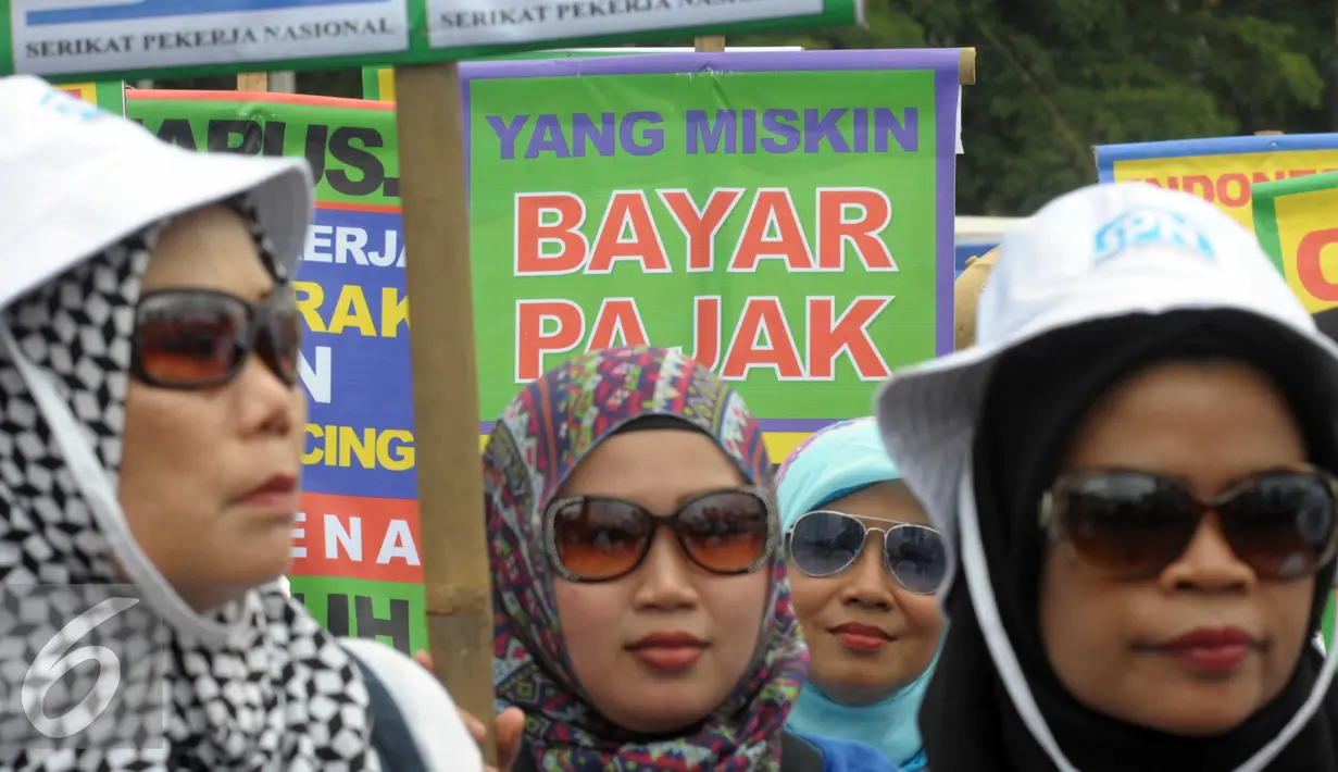 Buruh menggelar aksi di depan gedung DPR saat memperingati May Day 2016, Jakarta, Minggu (1/5). Buruh membawa 12 tuntutan diantaranya menuntut dihapuskannya Sistem Kerja Kontrak dan Outsorcing. (Liputan6.com/Helmi Afandi)
