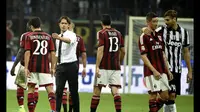 Pelatih AC Milan, Filippo Inzaghi (kedua dari kiri), menyalami pemainnya usai berlaga kontra Juventus dilanjutan Seri A Italia di Stadion San Siro, (20/9/2014). (AFP PHOTO/Olivier Morin)