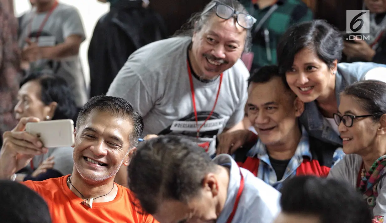 Aktor Donny Damara menghadiri sidang pembacaan pledoi dengan terdakwa kasus penyalahgunaan narkoba, Tio Pakusadewo di PN Jakarta Selatan, Kamis (28/6). Beberapa rekan artis nampak hadir dan mendukung pria 54 tahun tersebut. (Liputan6.com/Faizal Fanani)