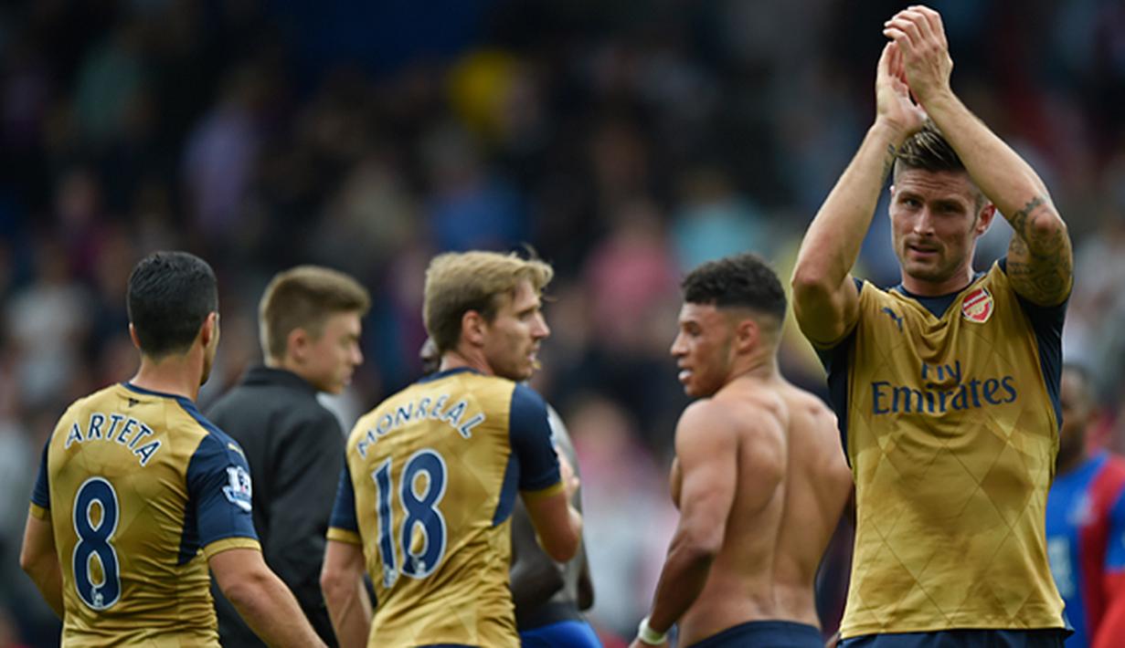 Pemain Arsenal, Oliver Giroud memberikan penghormatan kepada fans usai laga Liga Inggris menghadapi Crystal Palace di Stadion Selhurst Park, Inggris, Minggu (16/8/2015). Arsenal taklukan Palace 2-1. (Reuters/Toby Melville)