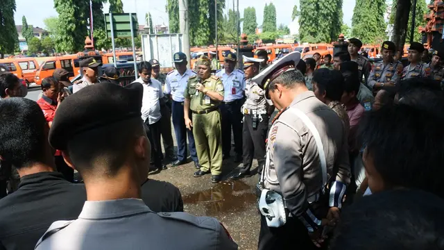 Awak angkot berunjuk rasa menolak beroperasinya BRT Purwokerto-Purbalingga di jalur Alun-alun Purbalingga. (Foto: Liputan6.com/Dinkominfo PBG/Muhamad Ridlo).